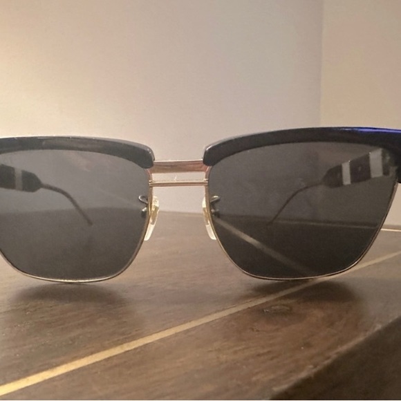 Authentic GUCCI Sunglasses Gold stripe w/ Pearls - Picture 5 of 5